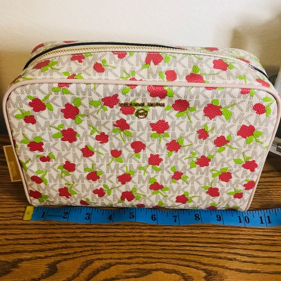 Michael kors toiletry bag. - Picture 3 of 12